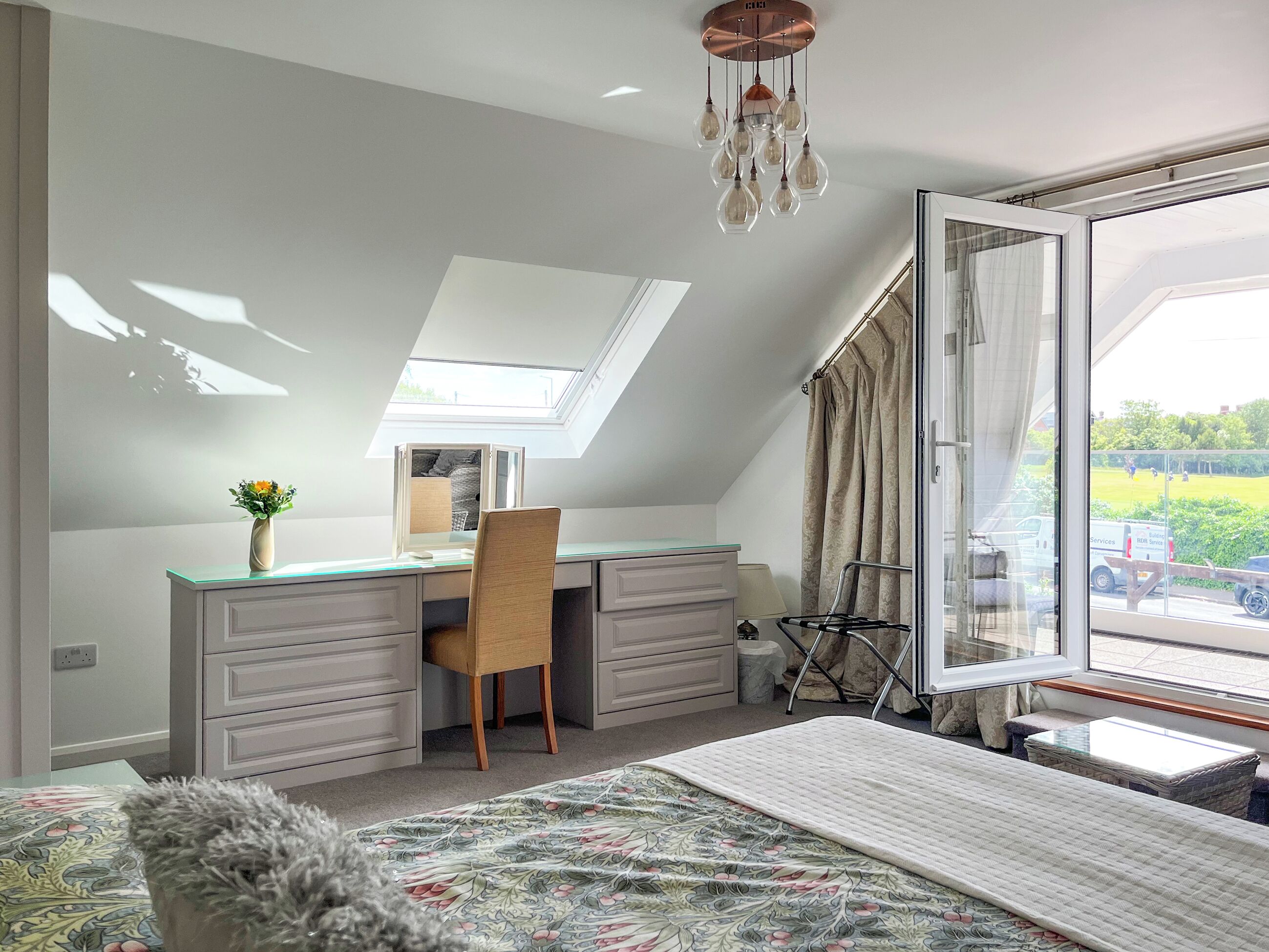 5 bedrooms, WiFi (free), bed sheets