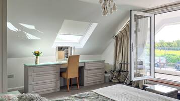 5 bedrooms, WiFi (free), bed sheets