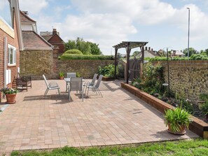 Outdoor dining - Beautiful tucked away property close to the town and beach. (Westgate-on-Sea)