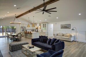 Smart TV - Casa Biltmore ~ Modern & Luxurious Family Retreat! (Phoenix)