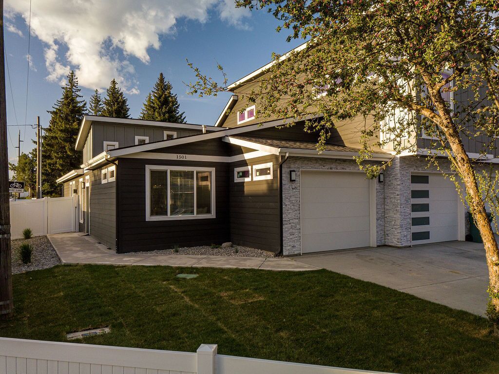 New Modern Townhome- downtown CDA-minutes to waterfront, restaurants, and shops!