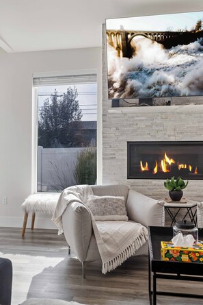 Smart TV y chimenea 