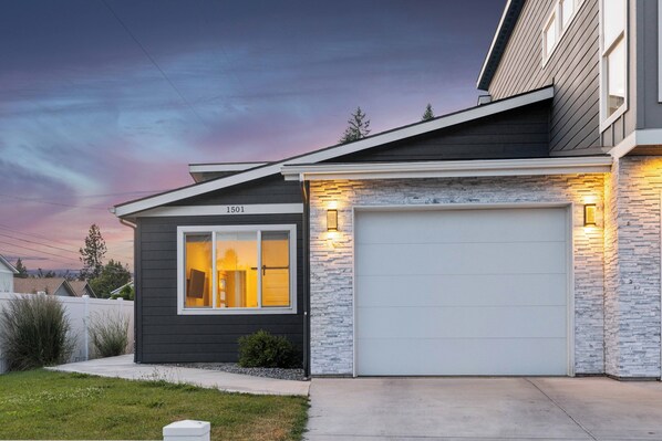 Une maison moderne à deux étages, dotée d’un garage, d’une entrée bien éclairée et du numéro « 1501 » sur le côté.