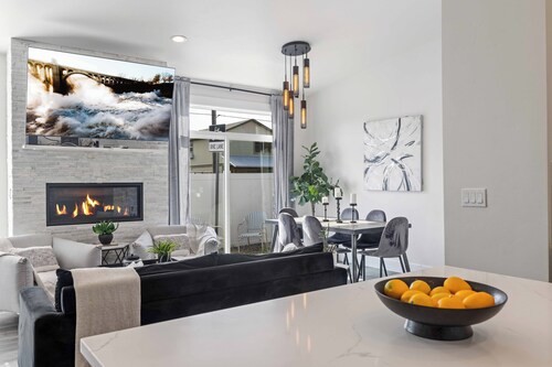 New Modern Townhome- downtown CDA-minutes to waterfront, restaurants, and shops!