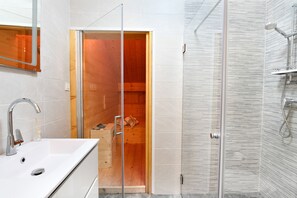 Dusche, Haartrockner, Handtücher, Toilettenpapier