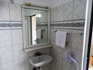 Regadera, regadera tipo lluvia, secadora de cabello, jabón