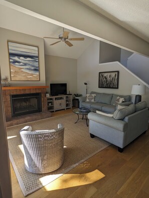 Smart TV, fireplace, DVD player, stereo