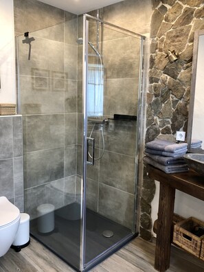 Dusche, Haartrockner, Handtücher, Seife