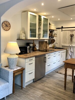 Réfrigérateur, micro-ondes, plaque de cuisson, cafetière/bouilloire