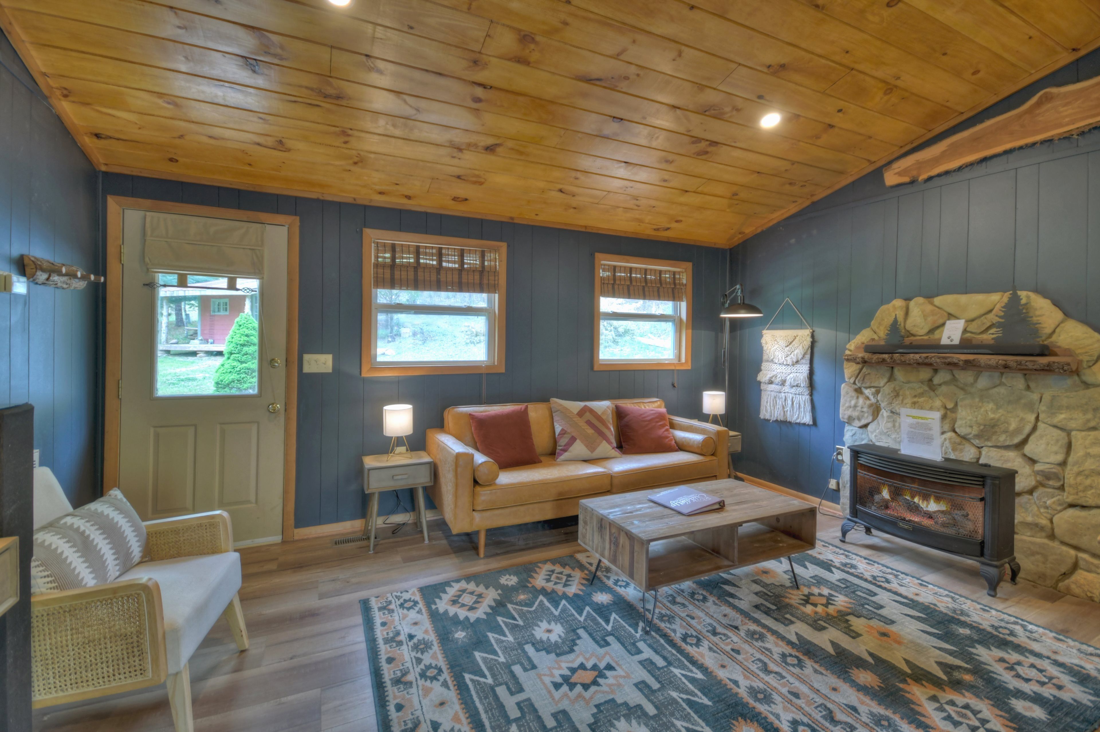 Enjoy the seclusion with a private pond & Toccoa River in your backyard!