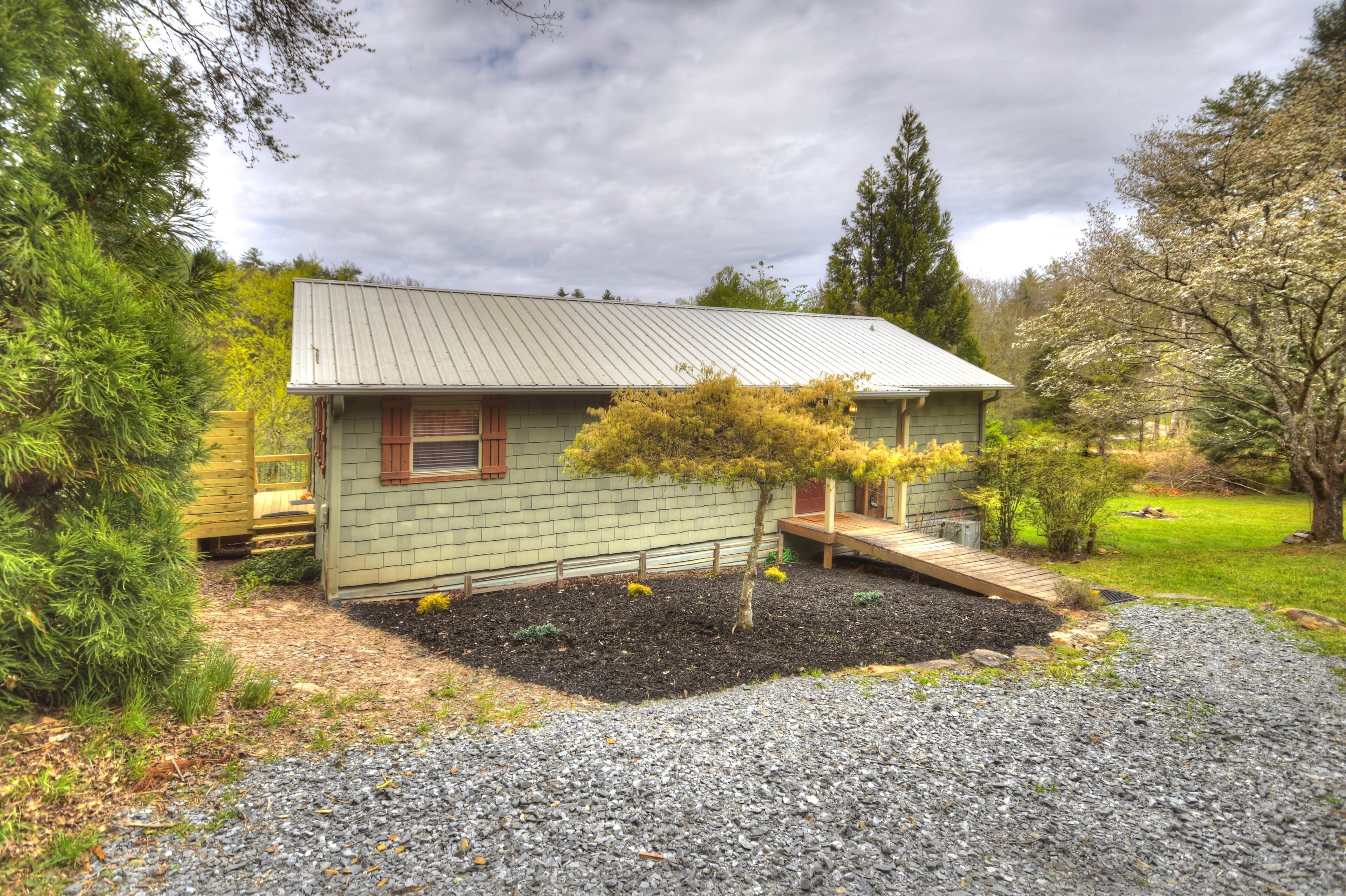 Enjoy the seclusion with a private pond & Toccoa River in your backyard!