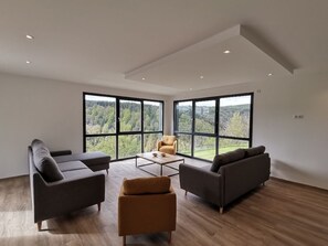 Fernseher, Tischtennisplatte, Bücher