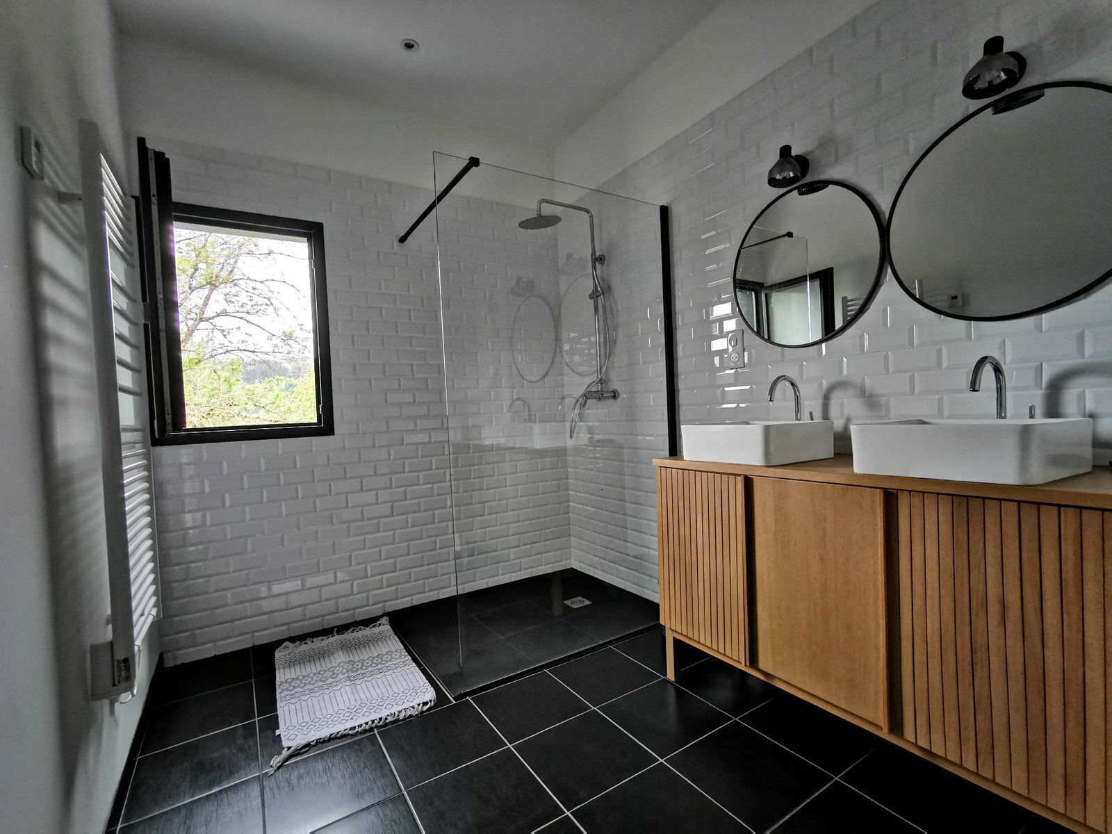Een douche, een haardroger, toiletpapier