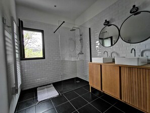 Regadera, secadora de cabello, papel de baño 