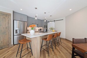 ثلاجة، ميكروويف، موقد طهي مسطح، غسالة أطباق