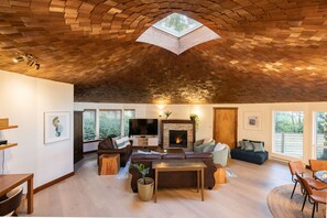 Una Smart TV, una chimenea, libros