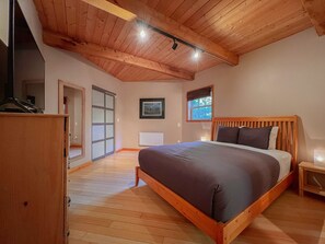 3 bedrooms, desk, iron/ironing board, travel cot