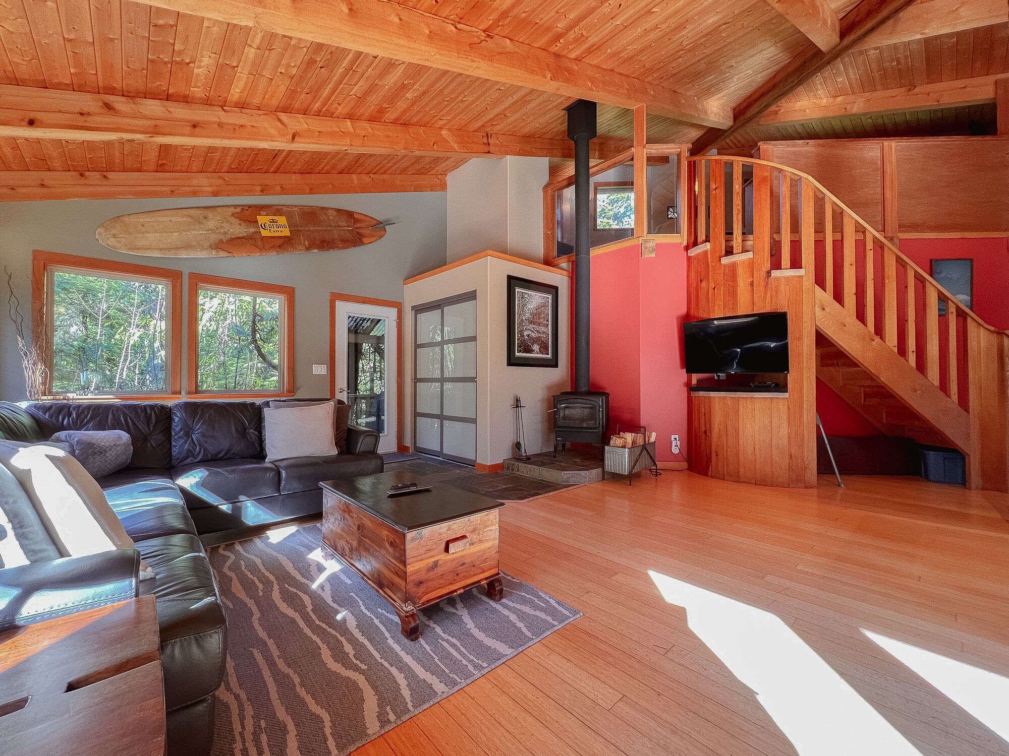 TV connectée, cheminée, livres, chaîne hi-fi