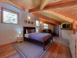 3 bedrooms, desk, iron/ironing board, travel cot