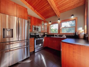 Refrigerador, microondas, horno y parrilla de estufa 