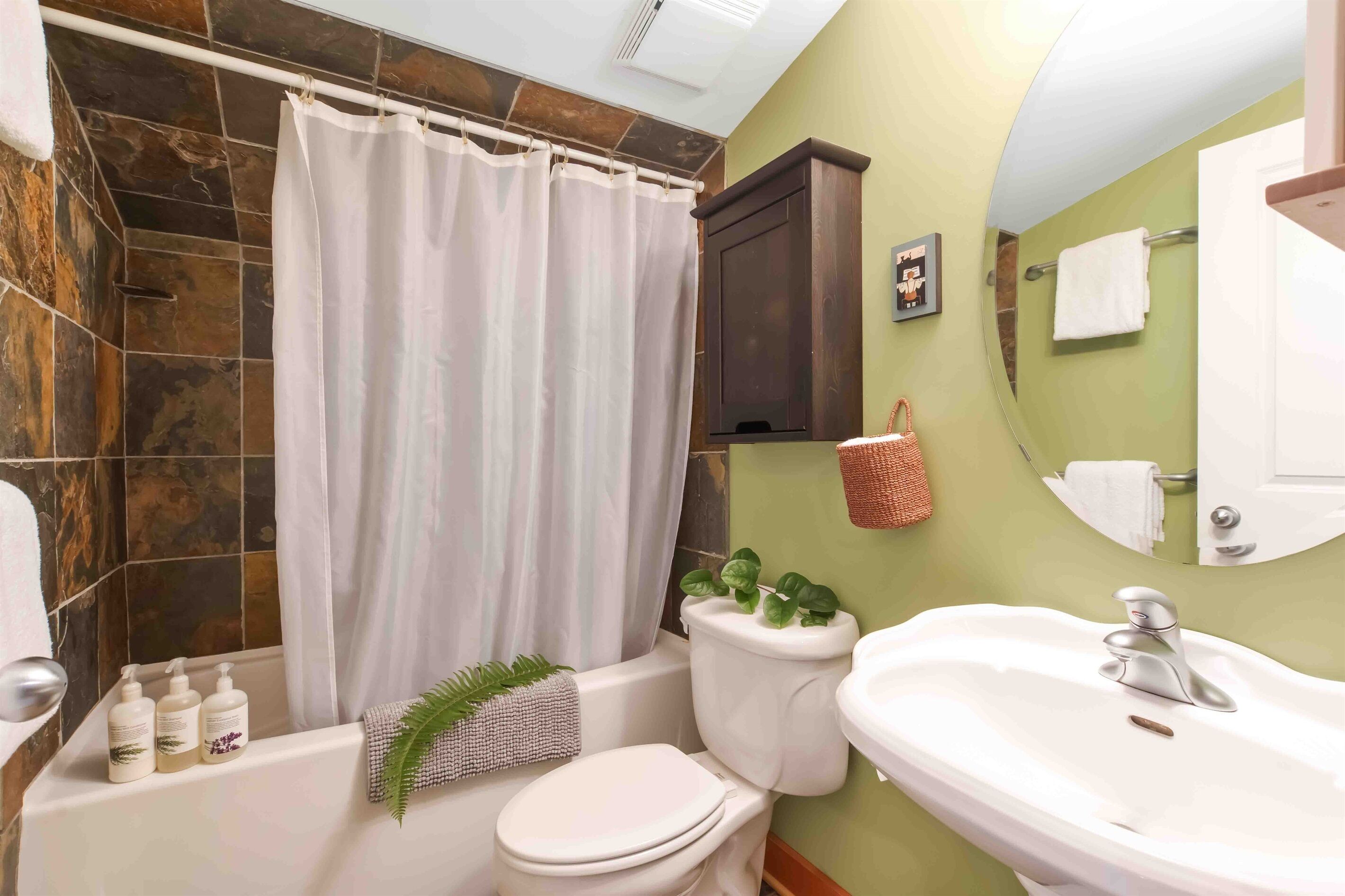Une salle de bain avec une baignoire, des toilettes et un lavabo.