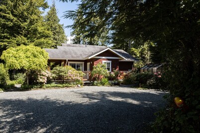 Coastal Haven-Steps from beach, Hot tub, Piano, BBQ