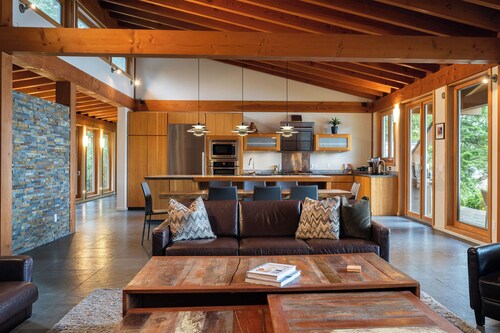 Coastal View-Waterfront, Tranquil, Hot Tub, Sauna!