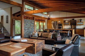 Smart-TV, Kamin, Bücher