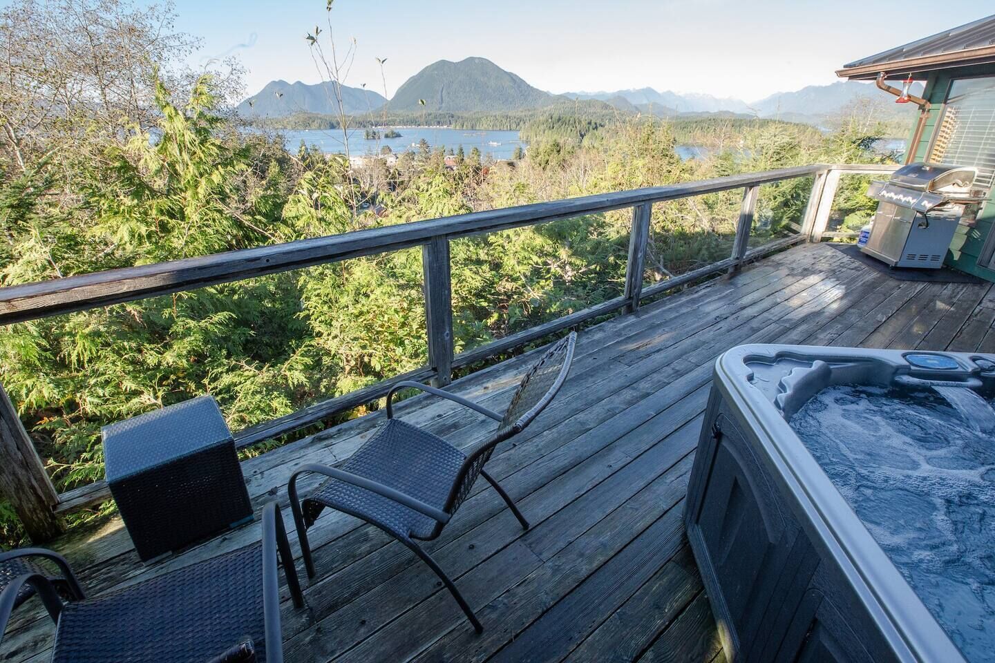 Eagle View House: panoramic views, hot tub