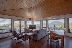 Smart TV, fireplace, books - Eagle View House-Ocean Views I Hot Tub I Wood FP (Tofino)