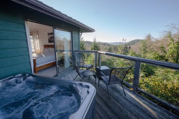 Terrace/patio - Eagle View House-Ocean Views I Hot Tub I Wood FP (Tofino)