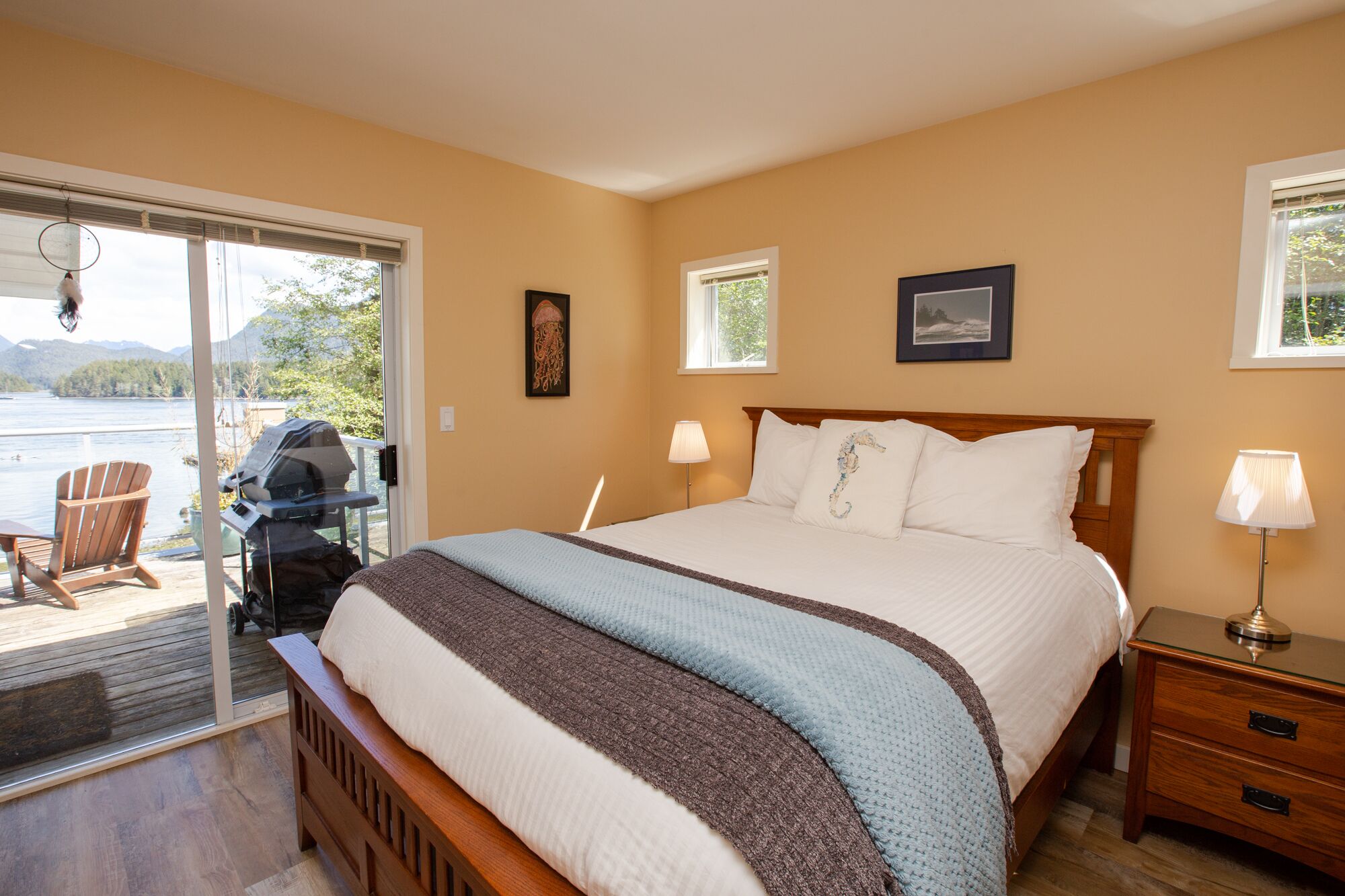 Eik Landing: Inlet view condo, Downtown!