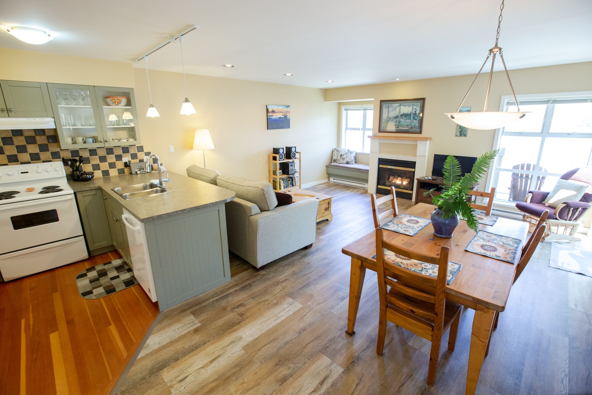 Eik Landing: Inlet view condo, Downtown!