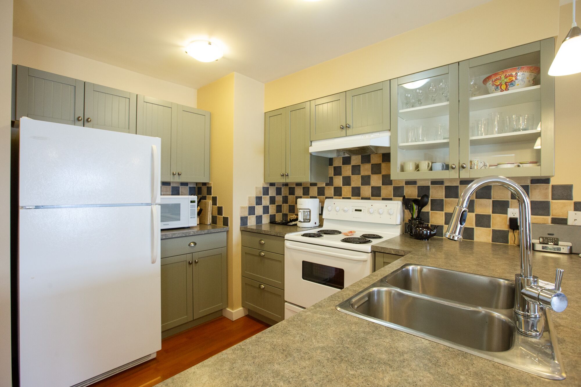 Eik Landing: Inlet view condo, Downtown!