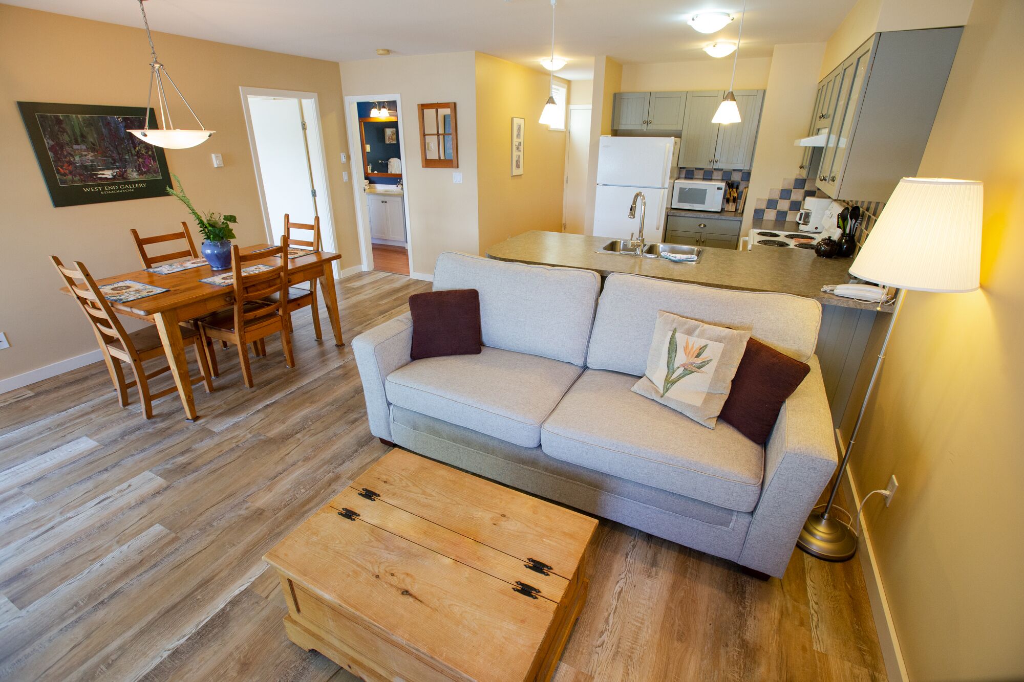 Eik Landing: Inlet view condo, Downtown!