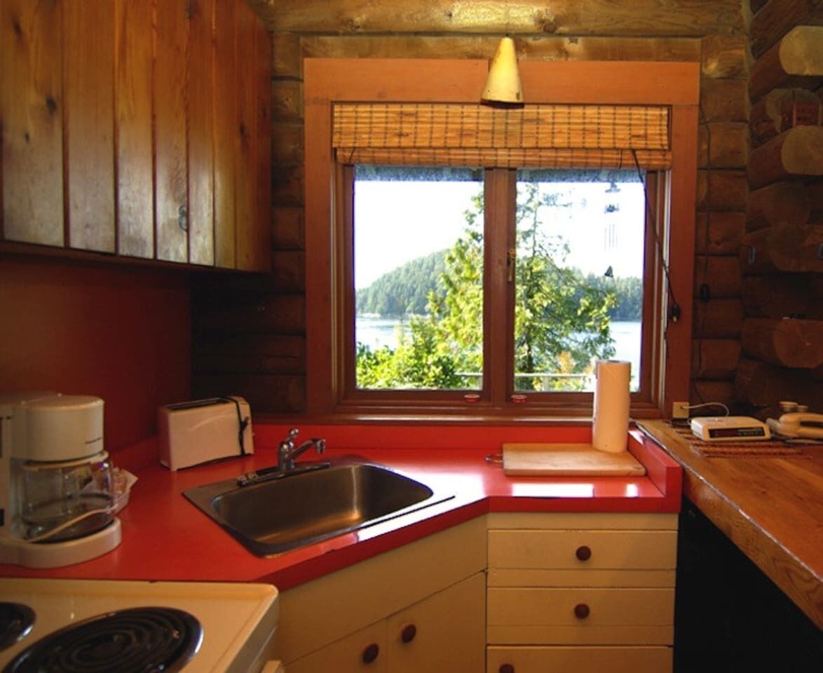 Golds Cottage Private, Ocean Views, Close to Town