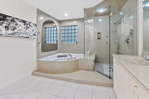 Combined shower/tub, hair dryer, towels