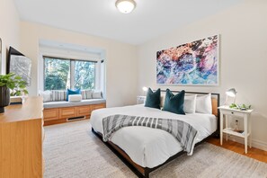 3 bedrooms, iron/ironing board, travel cot, free WiFi - Oceans Edge-Chesterman, Storm watching, sauna, Hot Tub, Pet (Tofino)