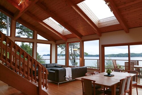 Pacific Retreat-Ocean Views, Tonquin, Hot Tub, BBQ