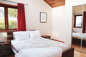3 makuuhuonetta, työpöytä, silitysrauta/-lauta, vauvan matkasänky