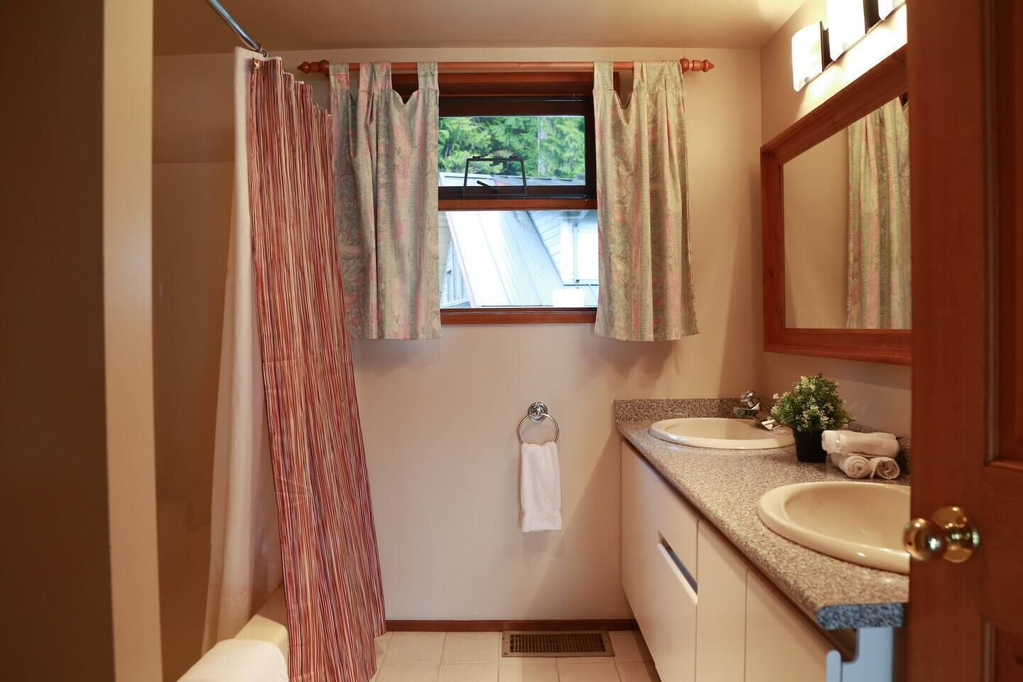 Baignoire, sèche-cheveux, serviettes fournies