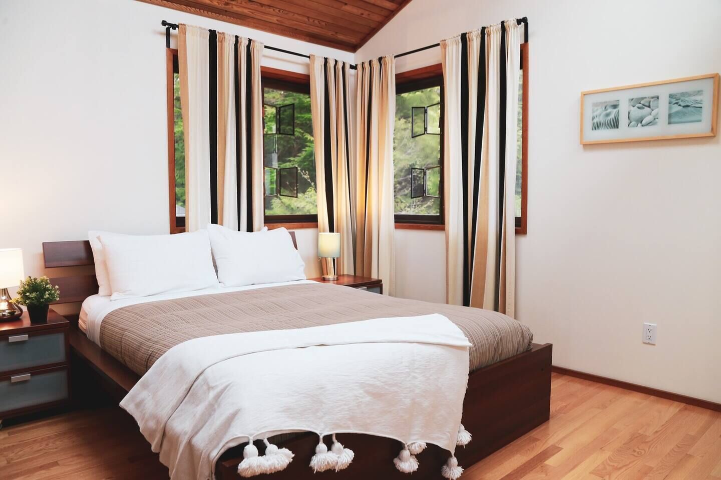 3 chambres, bureau, fer et planche à repasser, lit parapluie