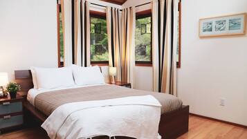 3 bedrooms, desk, iron/ironing board, travel crib