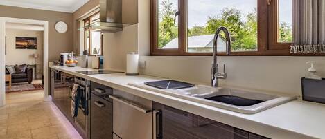 洗碗機、高腳椅