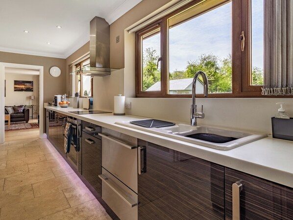 Dishwasher, highchair - 2 bedroom accommodation in Leziate, near Kings Lynn (Leziate, near Kings Lynn)