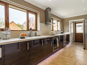 Een vaatwasser, een kinderstoel