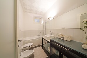 Baignoire, articles de toilette gratuits, sèche-cheveux, bidet