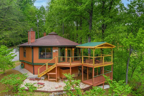 Spectacular Smoky Mtn. Views from Oversized Hot Tub Close to Downtown Gatlinburg