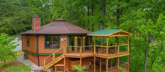 Spectacular Smoky Mtn. Views from Oversized Hot Tub Close to Downtown Gatlinburg