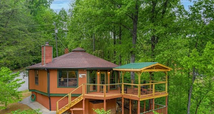 Spectacular Smoky Mtn. Views from Oversized Hot Tub Close to Downtown Gatlinburg